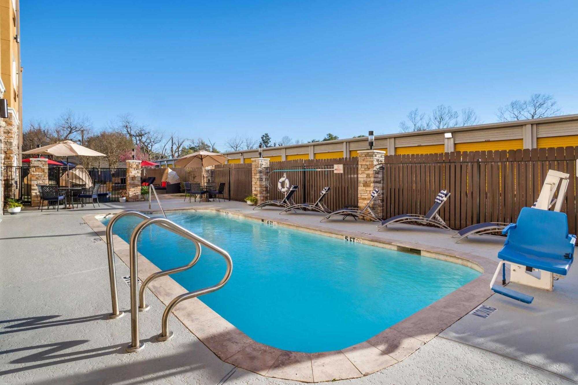 Best Western Plus Lake Jackson Inn & Suites Bagian luar foto